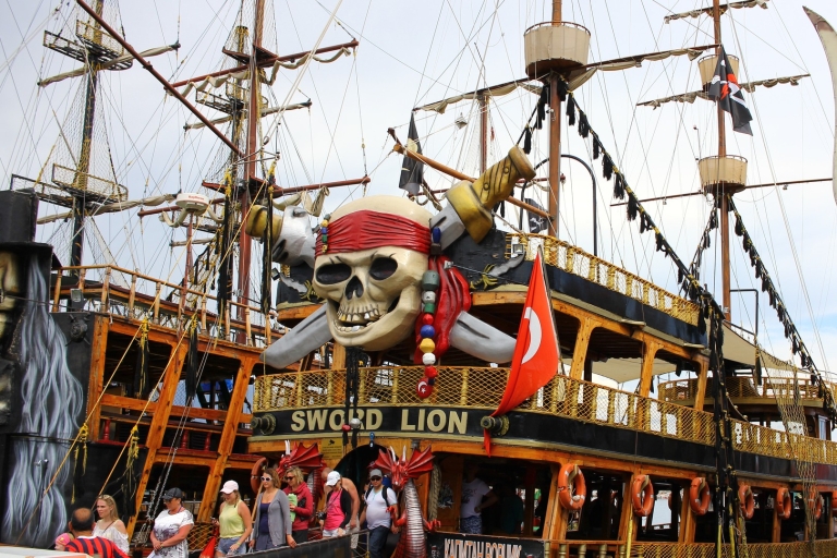 Kemer: piratenboottocht van hele dag met lunchVervoer vanaf je accommodatie in Kemer