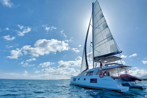 Luxury Private Catamaran to Île aux Benitiers