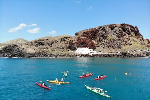 Santorin: Kajaktour auf der Südsee mit Meereshöhlen und Picknick