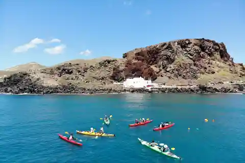 Santorini: Passeio de caiaque no Mar do Sul com grutas marinhas e piquenique