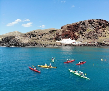 Santorini: South Sea Kayaking Tour with Sea Caves and Picnic