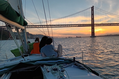 Tour de voile au coucher du soleil à Lisbonne sur le fleuve TageVisite du coucher de soleil de Lisbonne - 2 heures - Billet
