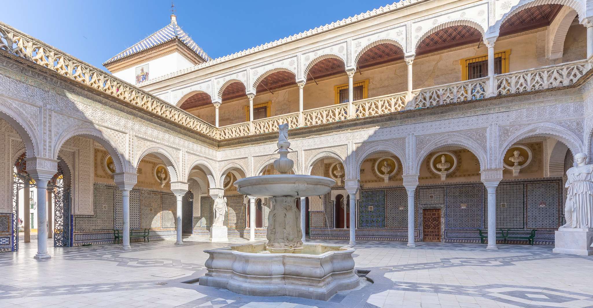 Sevilla, Entrada a la planta baja de la Casa de Pilatos - Hizvo
