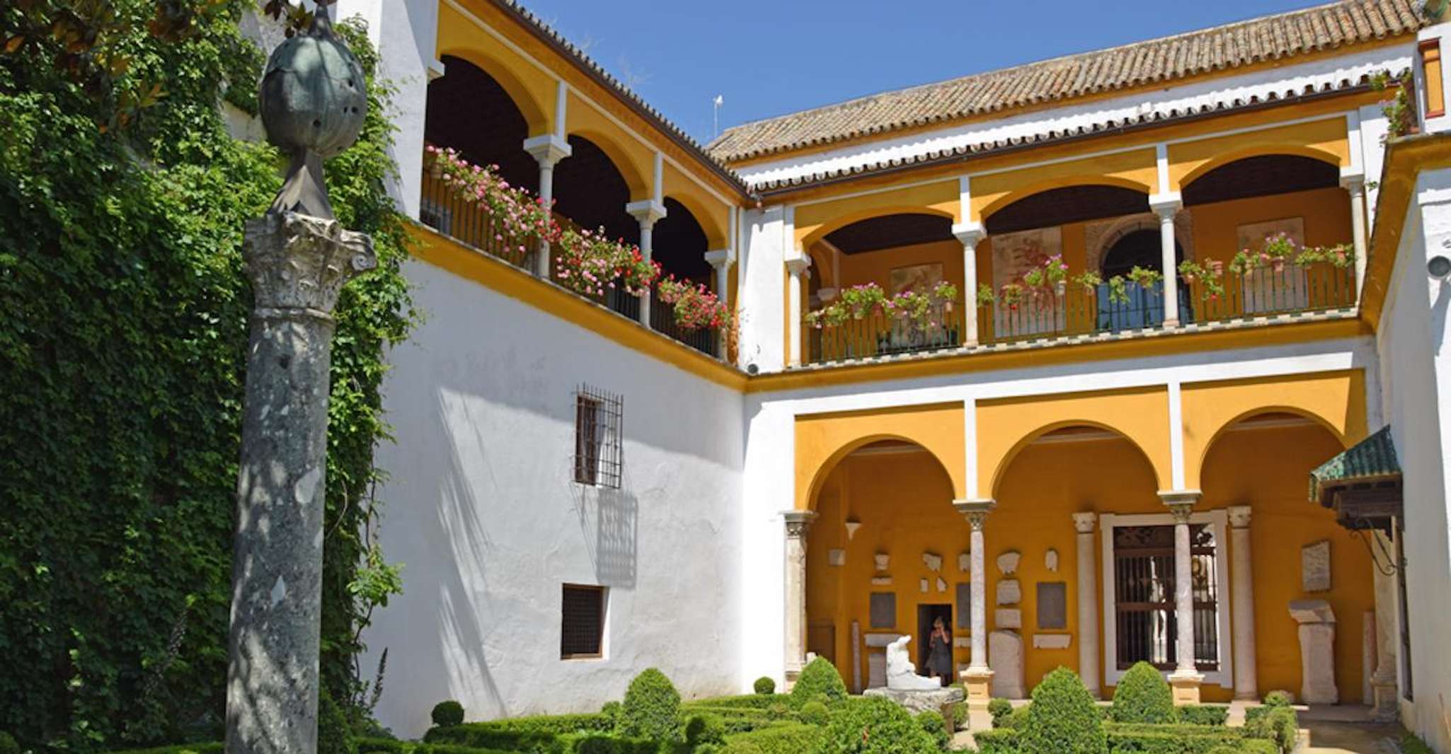Sevilla, Entrada a la planta baja de la Casa de Pilatos - Hizvo