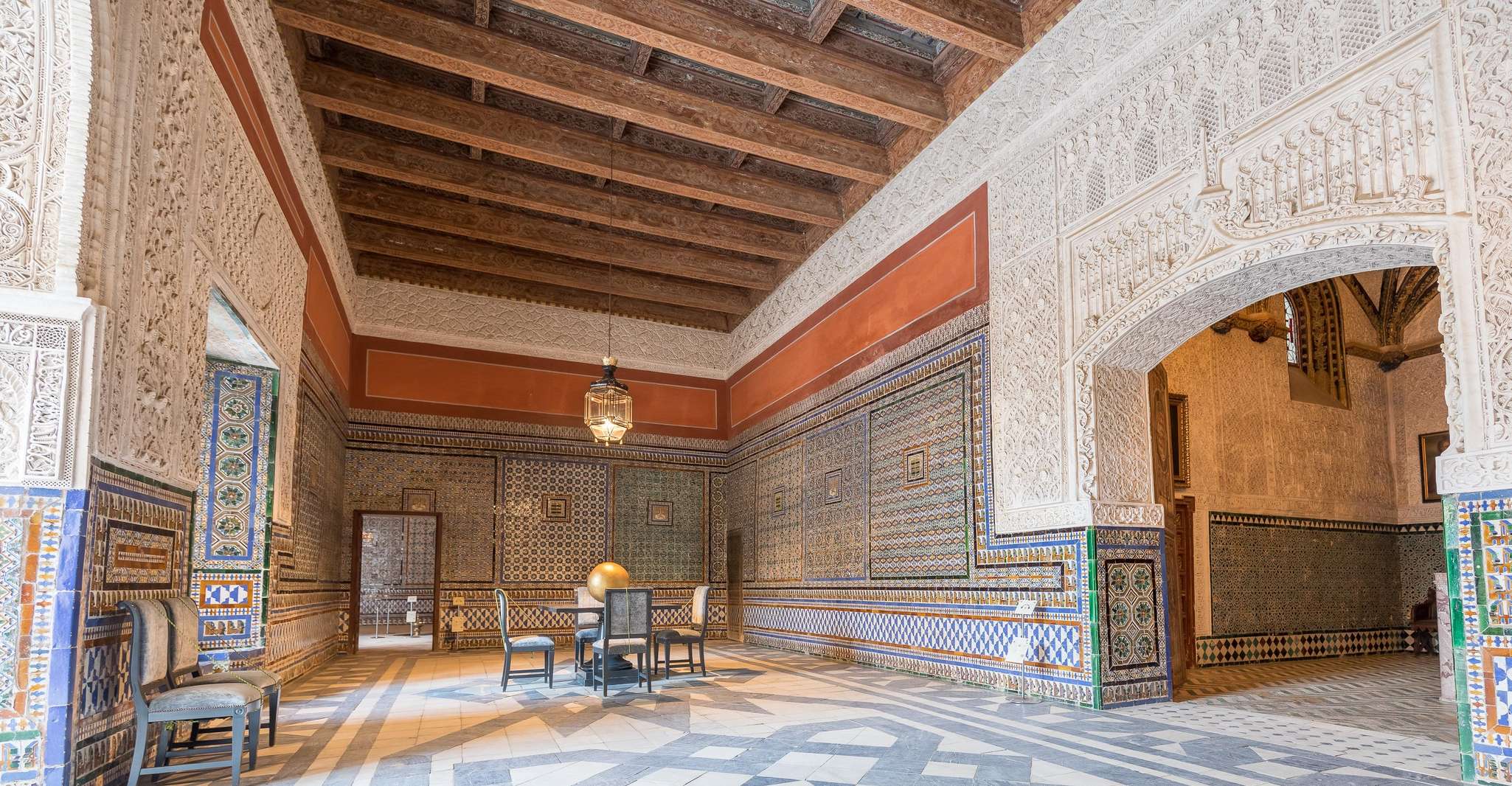 Sevilla, Entrada a la planta baja de la Casa de Pilatos - Hizvo