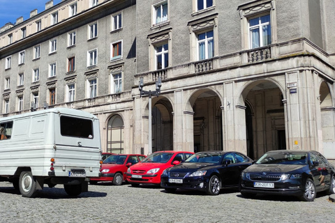 Cracovia: Tour guidato di Nowa Huta con auto d&#039;epocaTour privato della città di 2 ore e 30 minuti