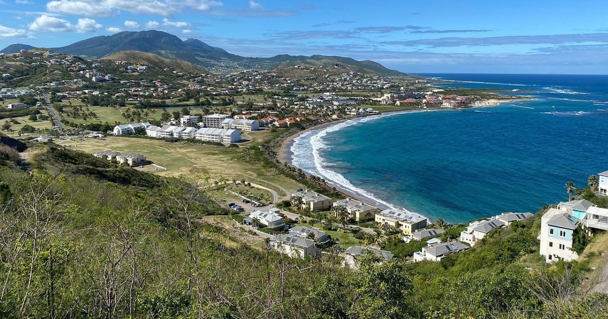 セントクリストファー島：火山ハイキングと観光ツアー