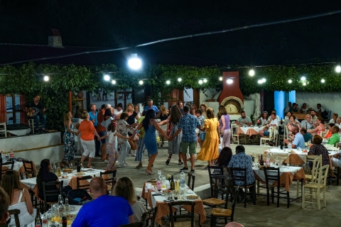 Desde Heraklion: noche cretense con cena y espectáculo en vivo