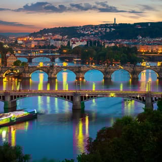 Vanuit Praag: avondrondvaart op de Moldau met buffet