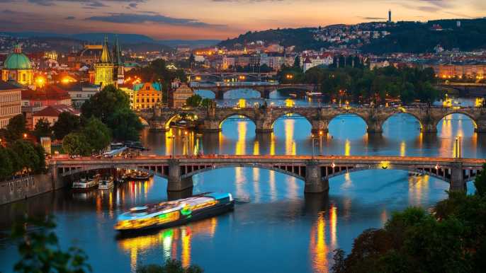 Praga: crucero nocturno por el río Moldava con bufé