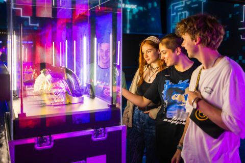 Amsterdam: Interactive EDM Museum Ticket with Live Shows