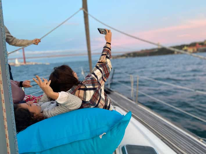 Lisbonne croisière privée au coucher du soleil sur le Tage en voilier