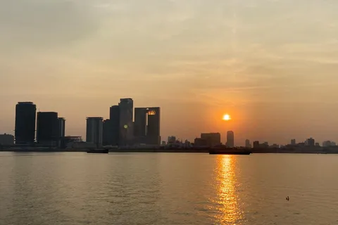Phnom Penh: Crociera al tramonto sul fiume Mekong con drink a flusso libero