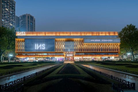 Shanghai: INS LAND Entry Ticket with Guide Service