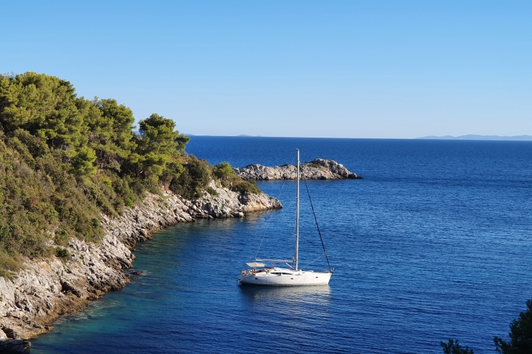 Ab Split: Private Segelbootfahrt mit Inselhüpfen