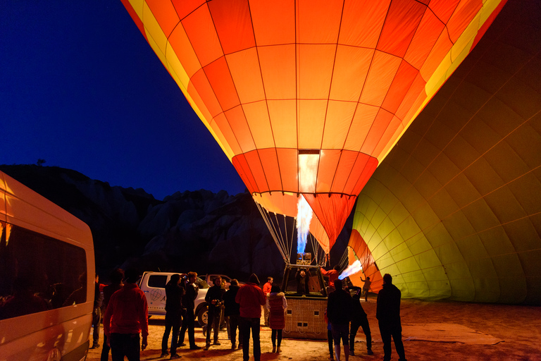 Kappadokien: Sonnenaufgangs-Ballonfahrt mit Hotelabholung