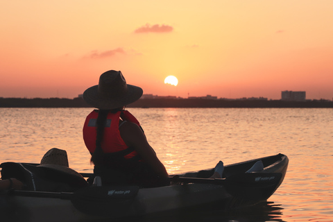 Cancún : expérience de kayak au coucher du soleil dans les mangroves