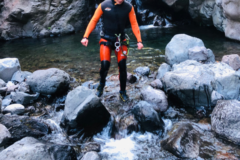 Madeira: &quot;Lokoloko&quot; Canyoning Livello 2Funchal: Mezza giornata di canyoning intermedio