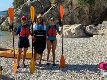 Lefkada: Agios Ioannis & Papanikolis Cave Kayak Tour