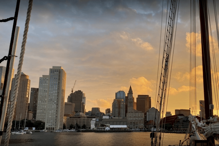 Boston: Cruzeiro ao pôr do sol em um navio alto no porto