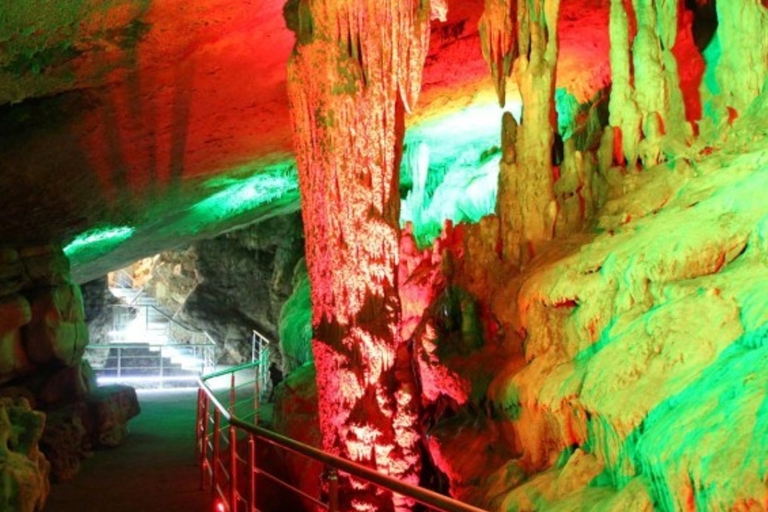 De Tbilissi: visite guidée de groupe à Kutaisi et à la grotte de SatapliaDe Tbilissi: visite guidée de groupe à Kutaisi avec visite des grottes