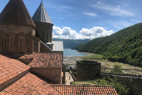 Från Tbilisi: Tur till Kazbegi - Zhinvali - Ananuri - GudauriKazbegi: Tur från Tbilisi till Kaukasusbergen