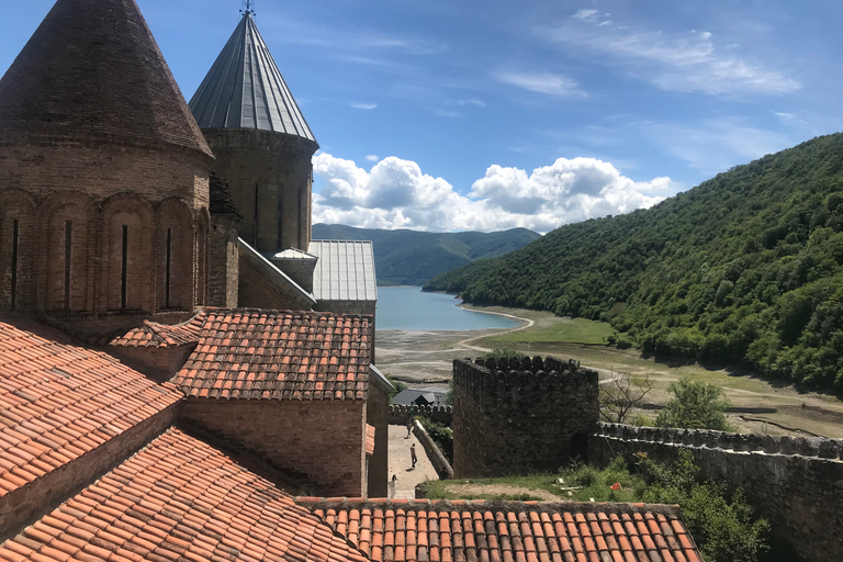 Från Tbilisi: Tur till Kazbegi - Zhinvali - Ananuri - GudauriKazbegi: Tur från Tbilisi till Kaukasusbergen