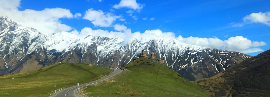 Kazbegi: tour da Tbilisi alle montagne del Caucaso