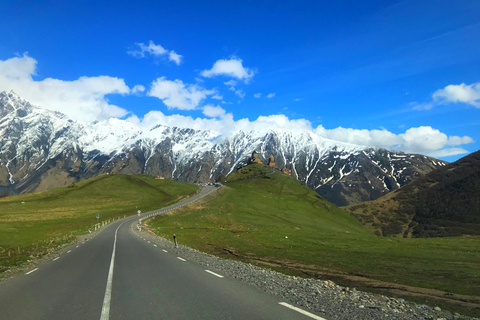 Från Tbilisi: Tur till Kazbegi - Zhinvali - Ananuri - GudauriKazbegi: Tur från Tbilisi till Kaukasusbergen