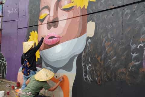 Medellin: Comuna 13 History & Graffiti Tour with Cable Car