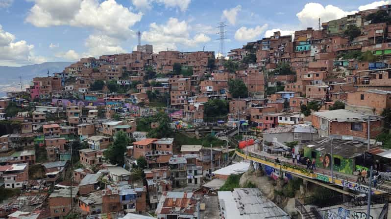 Medellin: Comuna 13 History & Graffiti Tour With Cable Car 