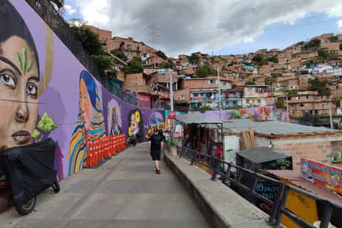 Medellin: Comuna 13 History & Graffiti Tour with Cable Car