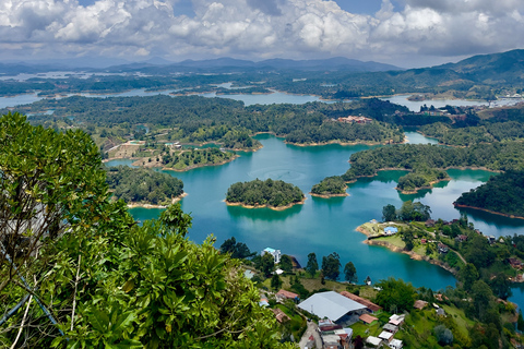 Desde Medellín: excursión de un día a Guatapé con El Peñol Rock y almuerzo