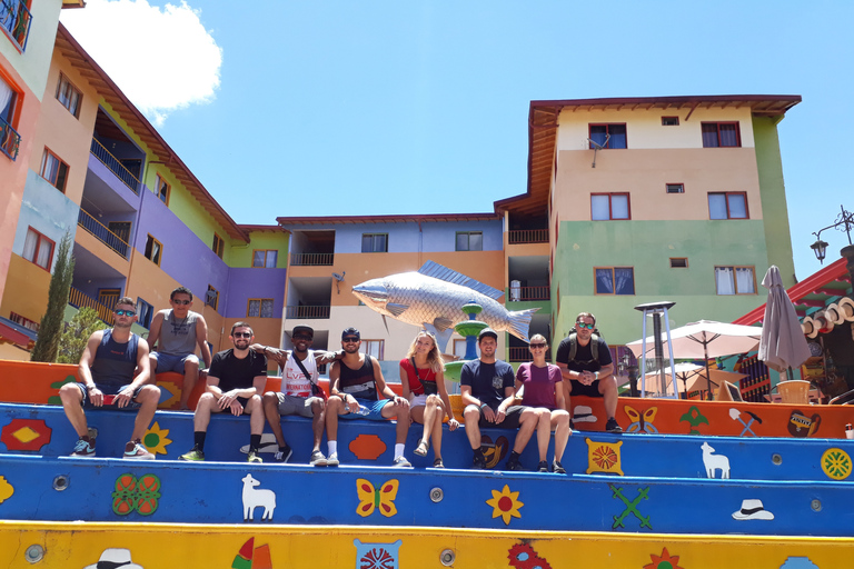 Van Medellin: Guatapé-dagtocht met El Peñol Rock en lunch