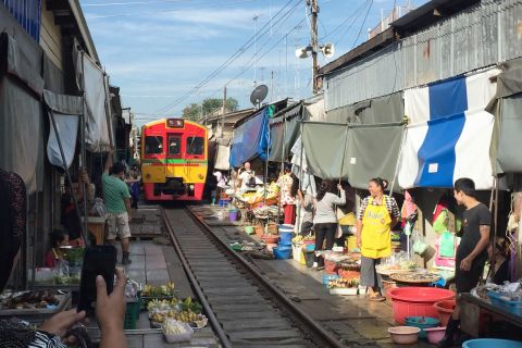 Fra Bangkok: Kanchanaburi med besøk på flytende marked