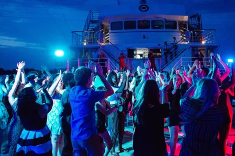 Montreal: Cruzeiro noturno com DJ e pista de dança