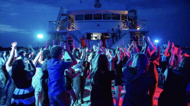 Visit Montreal Evening Cruise with DJ and Dance Floor in Québec