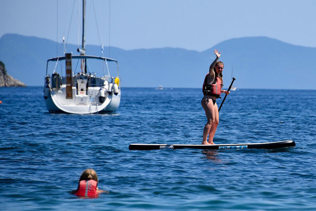 Lefkada: tour guidato di stand-up paddle dell'isola di mezza giornata