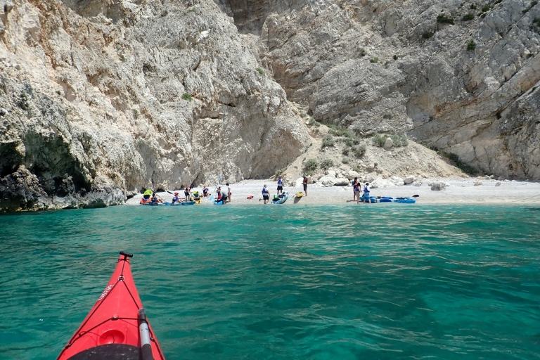 Alkiona: begeleide zeekajaktocht en grotten in Korinthische GolfOntmoetingspunt in Alkiona