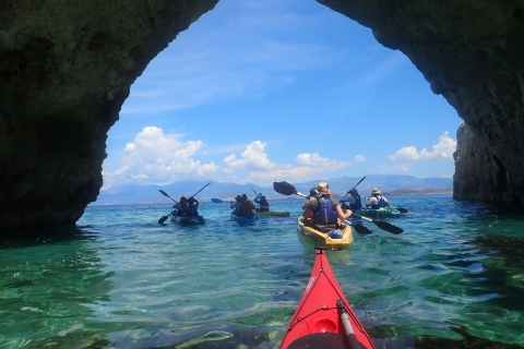 Alkiona: begeleide zeekajaktocht en grotten in Korinthische GolfOntmoetingspunt in Alkiona