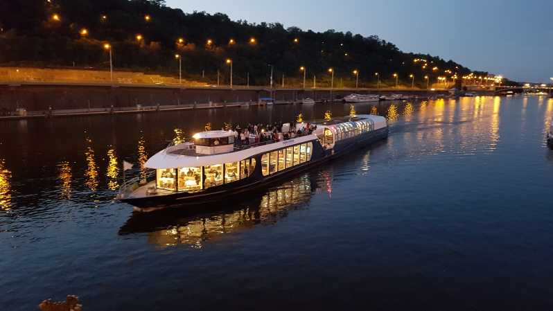 Praga: tour por la ciudad y crucero con cena con recogida en el hotel