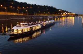 Praga: cena in crociera e tour della città con transfer andata e ritorno