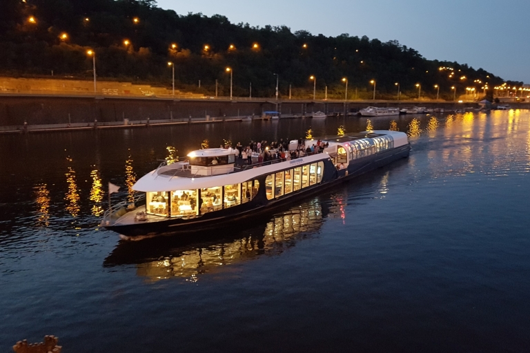 Praga: City Tour y cena crucero de 3 horas con recogida en el hotelPraga por la noche: 4 horas travesía de la cena y Microbús tour