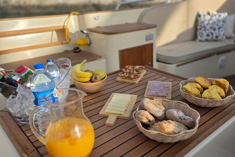 Lisbon: Tagus Motorboat Cruise Open Bar & Pro Guide Morning: Breakfast Motorboat Cruise with Open Bar