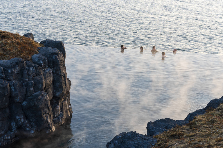 Reykjavik: Złoty Krąg, Friðheimar i Sky Lagoon Day TripZ Reykjaviku: całodniowa wycieczka z przewodnikiem po Złotym Kręgu i Sky Lagoon