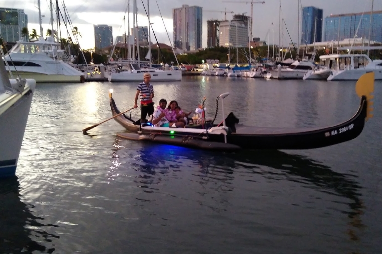 Oahu : Croisière en gondole de luxe avec boissons et pâtisseriesWaikiki : Croisière en gondole partagée en soirée avec boissons et collations