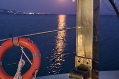 Von Argostoli aus: Vardiani Island Sunset Cruise & Greek Meze