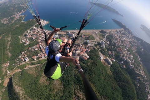 Tandemparagliding en dagtrip naar de oude binnenstad van BudvaTandem-paragliding en Budva-tour door de oude stad vanuit Kotor