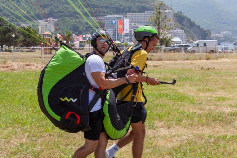 Tandemparagliding en dagtrip naar de oude binnenstad van BudvaTandem-paragliding en Budva-tour door de oude stad vanuit Kotor