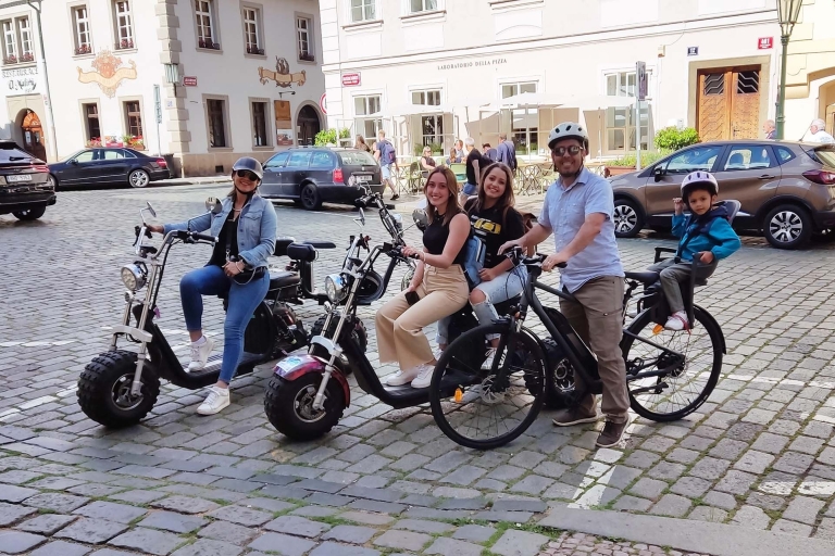 Prague: visite privée du tricycle électrique avec un guideVisite de la ville de 3 heures en tricycle électrique - deux personnes par vélo